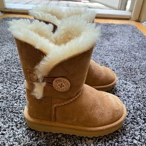 Bailey button UGGs chestnut color, toddler size 8